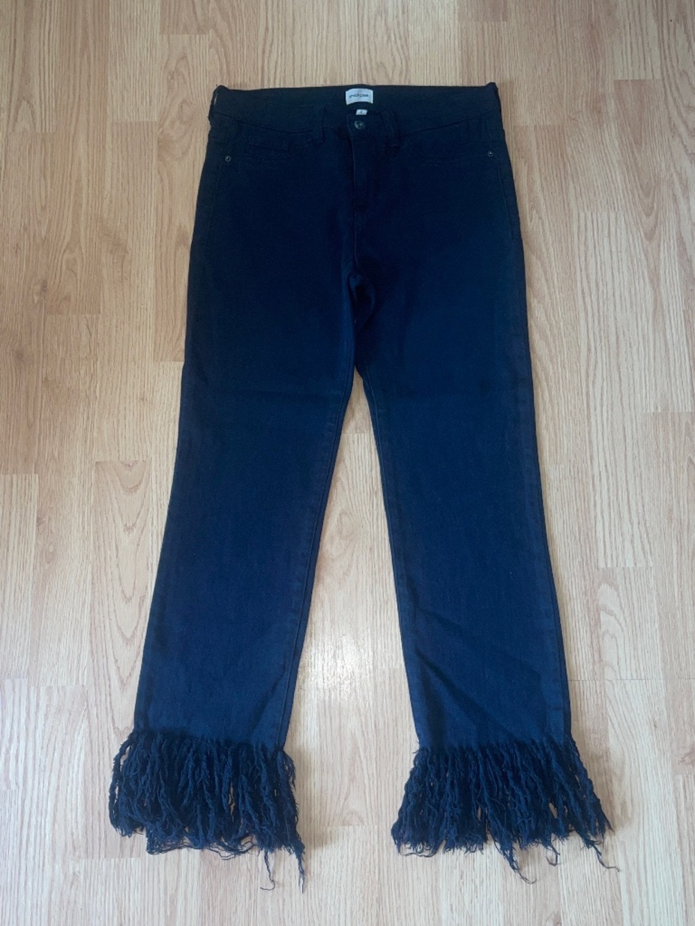 Sneak Peek Mid Rise Black Cropped / Ankle Distressed Tassel Size 5